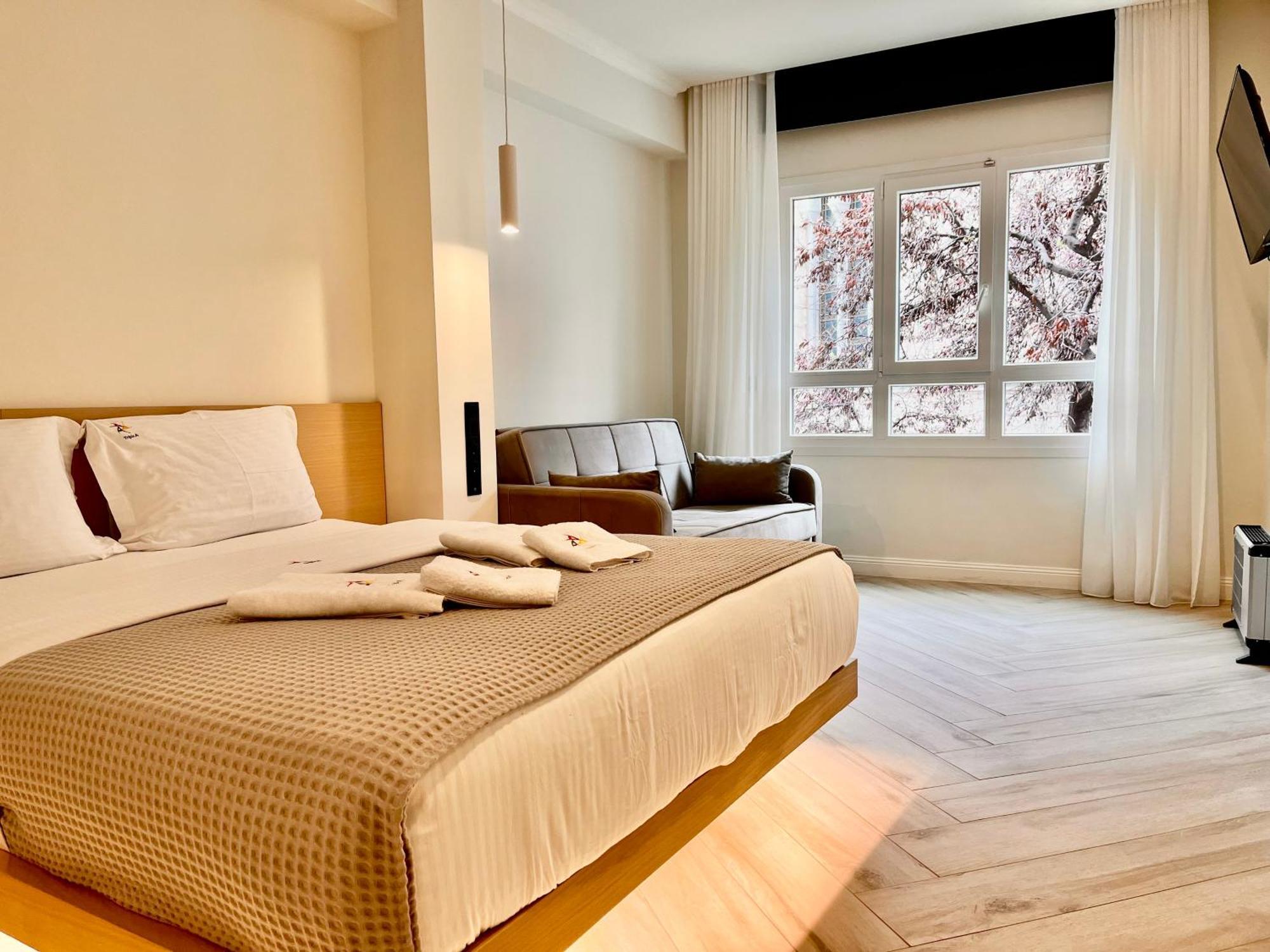 Triple A - Stylish Seven On The Pedestrian - Free Parking! Aparthotel Athens Exterior photo