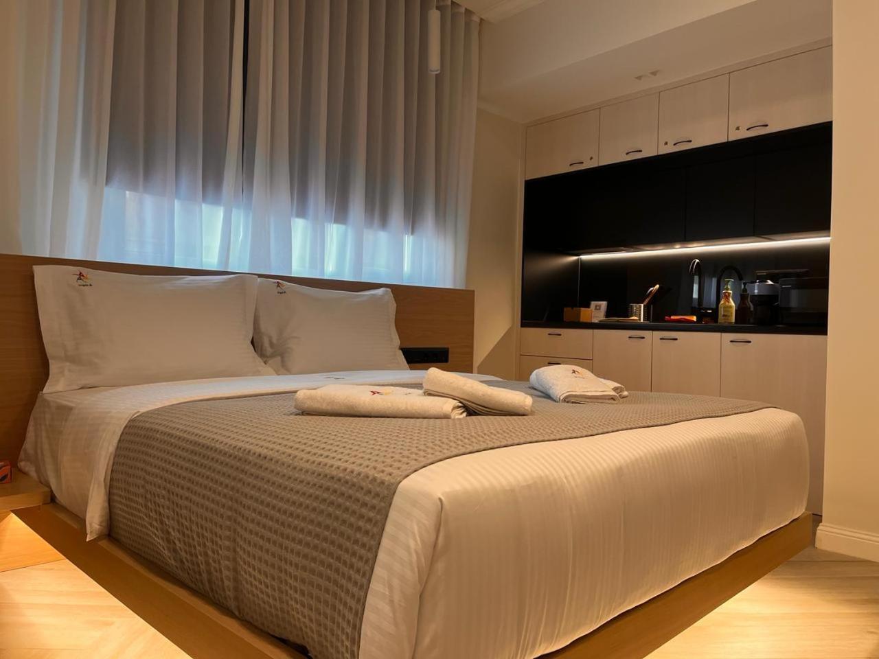 Triple A - Stylish Seven On The Pedestrian - Free Parking! Aparthotel Athens Exterior photo
