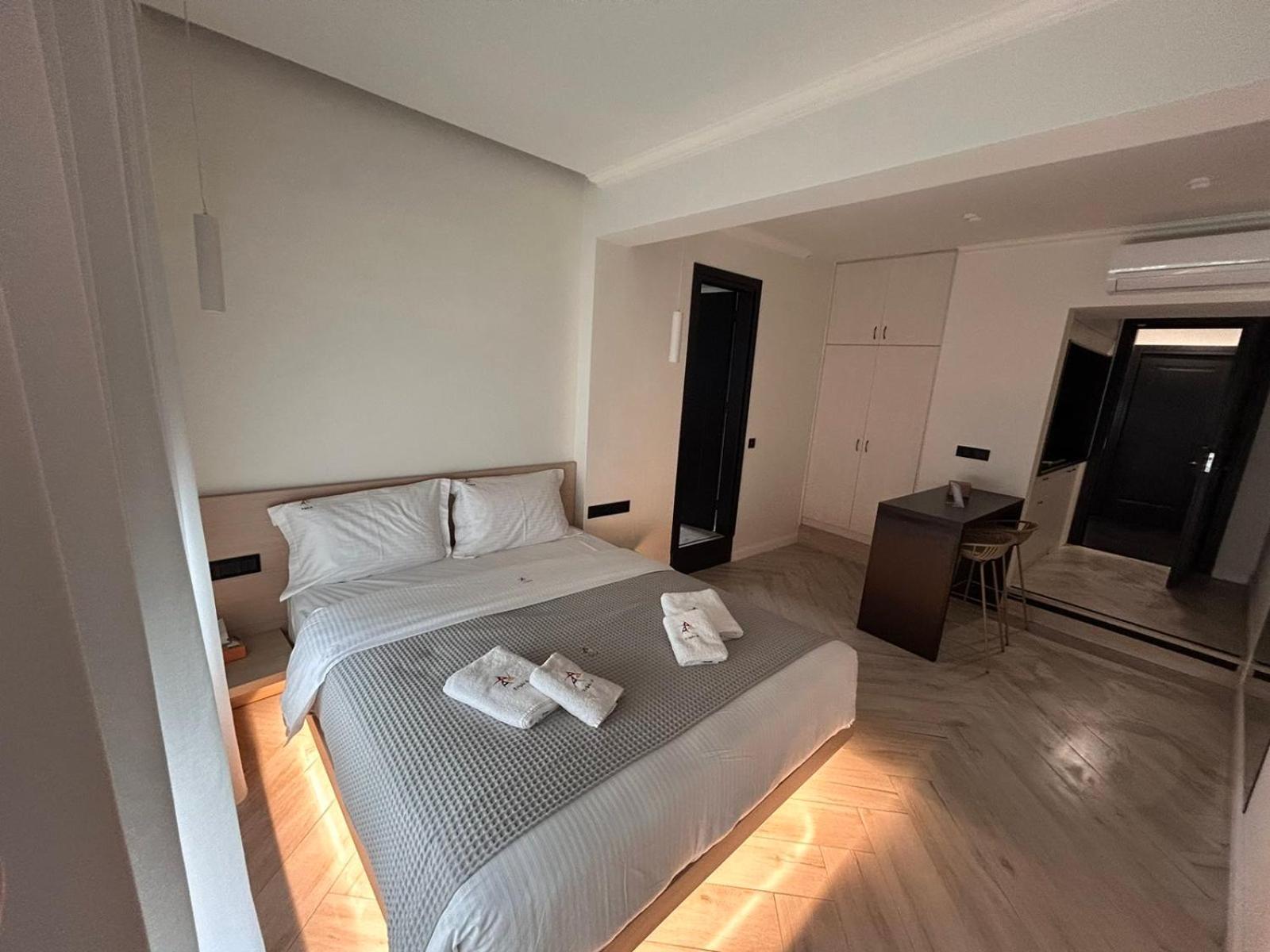 Triple A - Stylish Seven On The Pedestrian - Free Parking! Aparthotel Athens Exterior photo