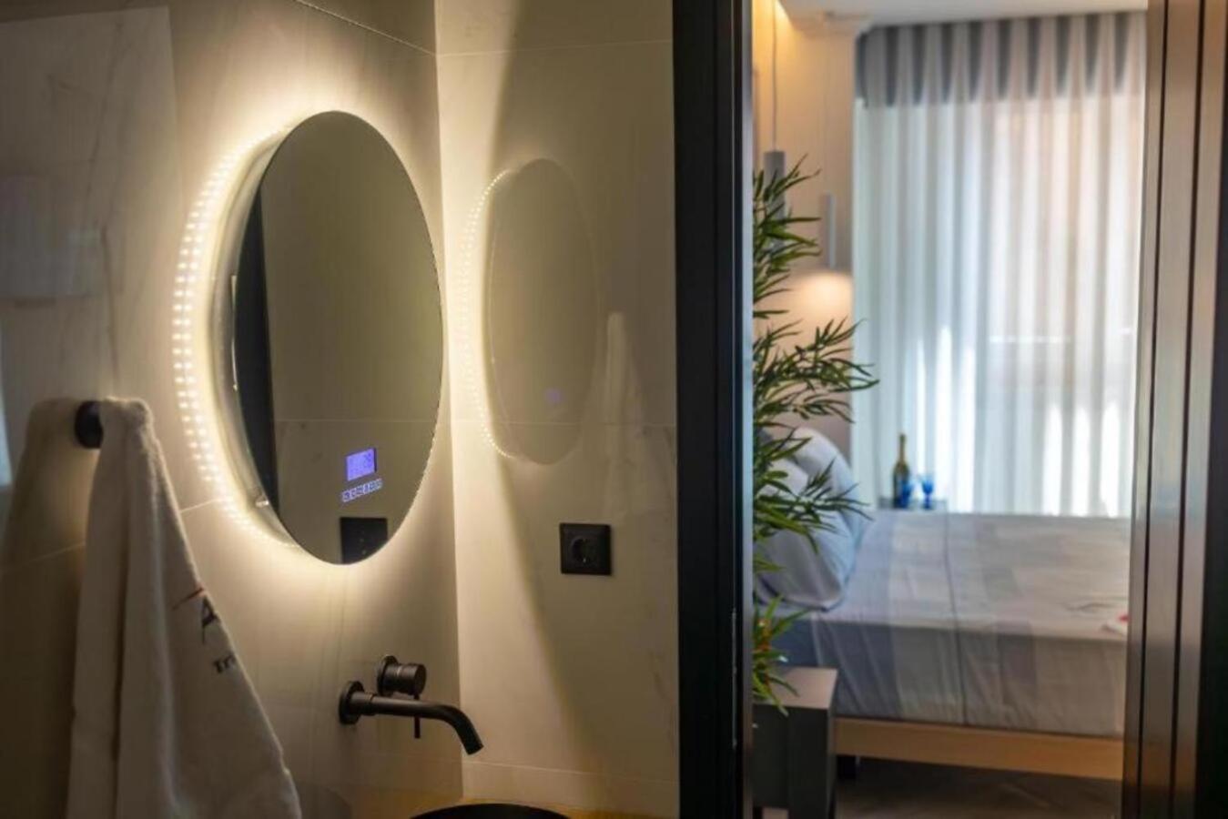 Triple A - Stylish Seven On The Pedestrian - Free Parking! Aparthotel Athens Exterior photo