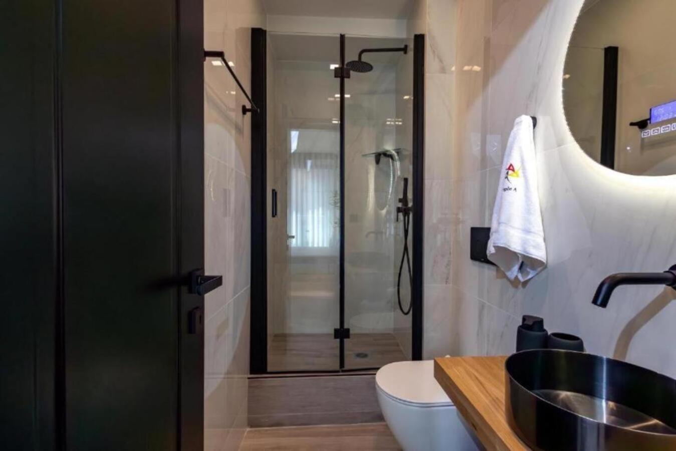 Triple A - Stylish Seven On The Pedestrian - Free Parking! Aparthotel Athens Exterior photo